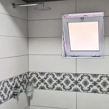 2v1 - Sheshi Willson アパート